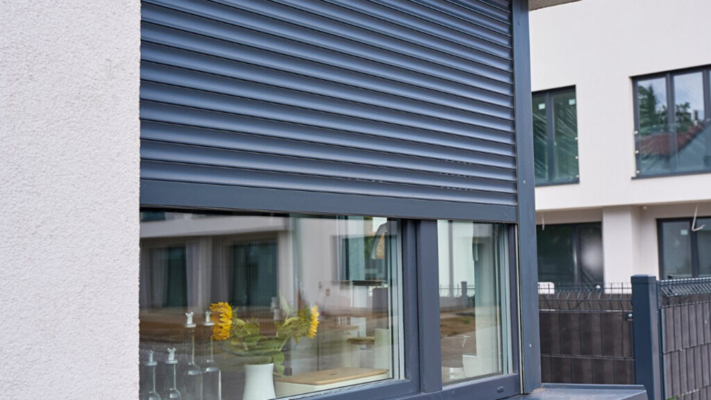 Volet roulant électrique sur une fenêtre de maison